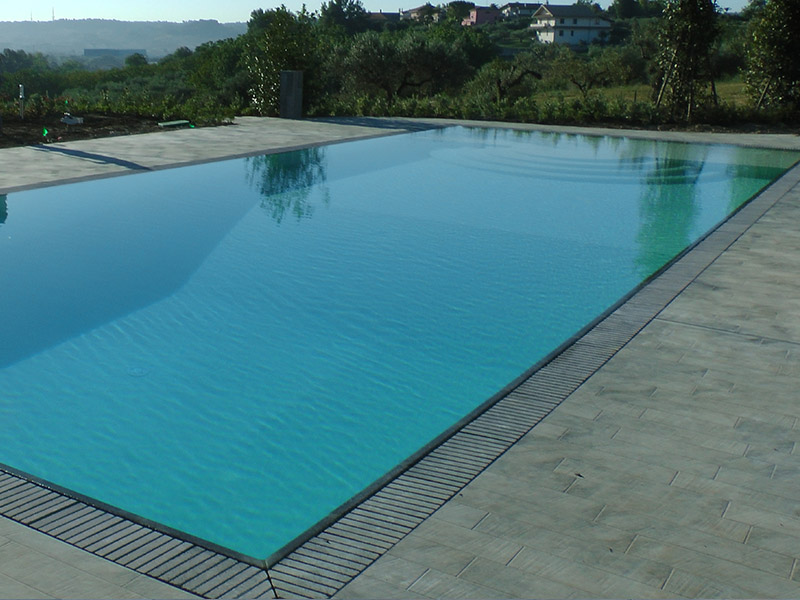 Progettazione e installazione piscine bordo sfioro e skimmer Piscina a sfioro